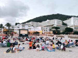Cine familiar en Cala Llonga.