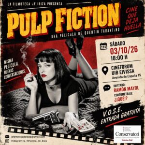 Cartel de Pulp Fiction con Uma Thurman como Mia Wallace recostada en una cama, bajo el título amarillo sobre fondo rojo. Ibiza-Click.com.